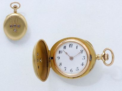 null Montre pendentif ouvrant en or, de forme ovale, cadran émaillé blanc avec chiffres...