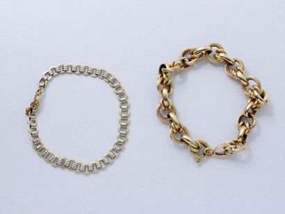 null Lot en or, composé de 2 bracelets maille fantaisie, dont un bicolore, ils sont...