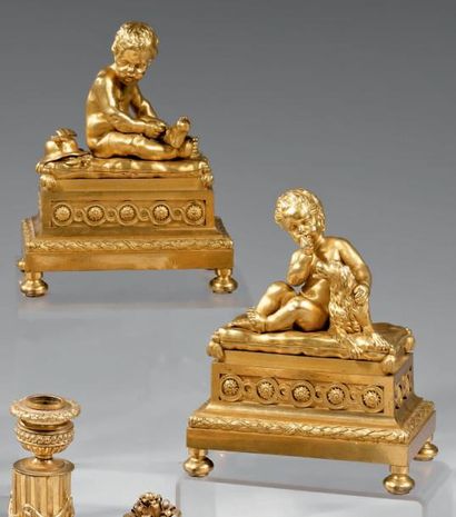 null Belle paire de statuettes en bronze finement ciselé et doré, figurant des amours...