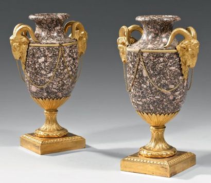 null Paire de vases en granit rose, de forme ovoïde. Belles montures de bronze ciselé...