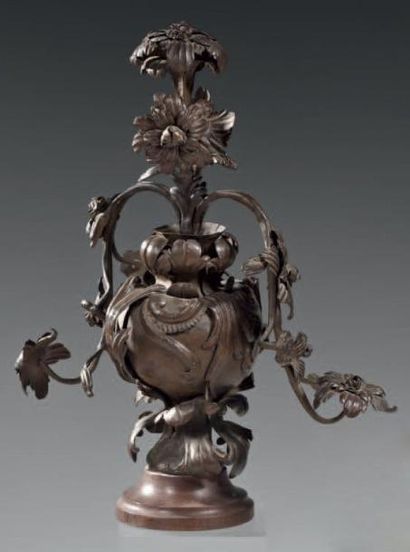 null Bel élément décoratif en fer gravé ou estampé, en forme de vase fleuri. Base...