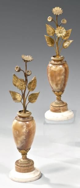 null Paire de vases décoratifs, en onyx tourné, à monture de bronze ciselé et doré,...