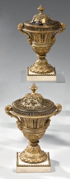 null Paire de vases dits «pots-pourris», en bronze finement ciselé et doré. Les couvercles...