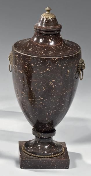 null Rare vase couvert, à l'Antique, en porphyre de Suède, tourné. Il présente un...