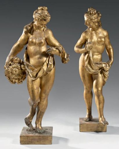null Deux statues en bois très finement sculpté et doré, figurant une frileuse tenant...