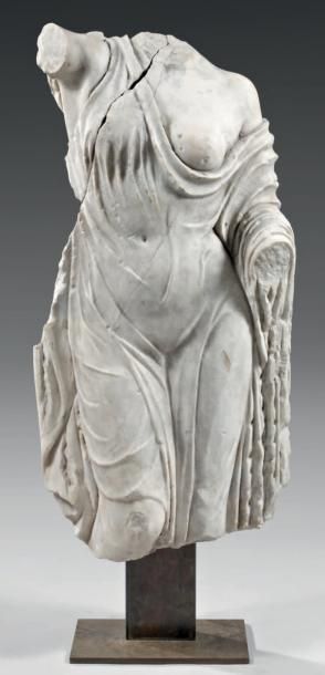 null Important fragment de statue féminine dans un drapé à l'antique en marbre blanc...