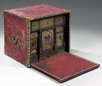 null Très rare cabinet à âme de bois gainé d'un ancien velours brodé de fils d'or,...