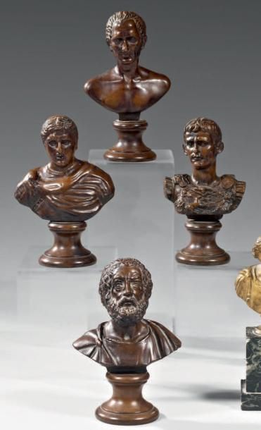 null Ensemble de quatre bustes figurant des romains, en bronze ciselé et patiné....