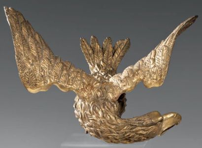 null Aigle en bois sculpté et doré. Il est représenté les ailes déployées. La tête...