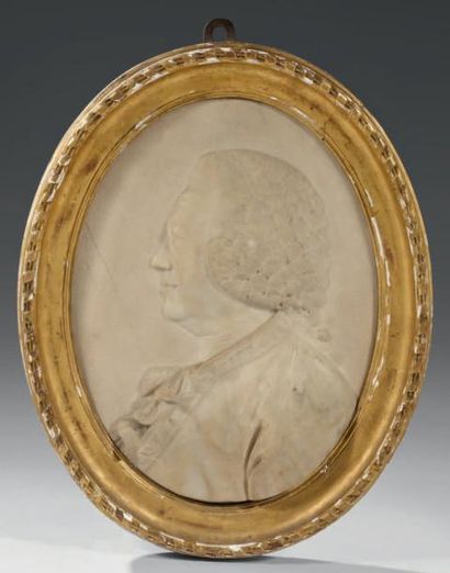 CALVAT, 1765 Plaque ovale, en marbre blanc finement sculpté, figurant un homme, de...