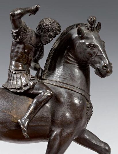 null Rare cavalier sur son cheval, en bronze finement ciselé et patiné. L'homme est...