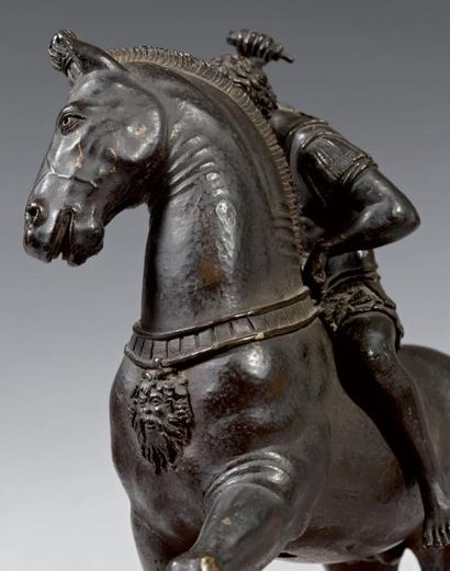 null Rare cavalier sur son cheval, en bronze finement ciselé et patiné. L'homme est...
