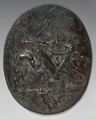 null Bas-relief ovale en bronze ciselé et patiné représentant deux Nymphes levant...