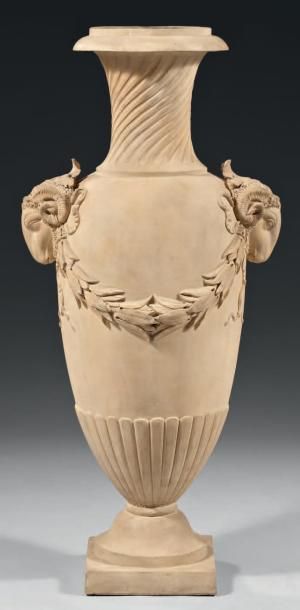 null Important vase à l'Antique, en terre cuite. La panse est soulignée de deux anses...