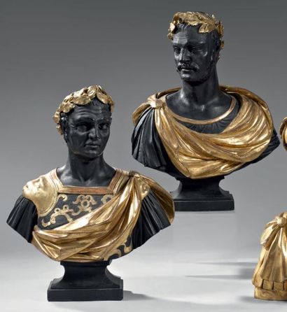 null Paire de bustes en bois sculpté laqué noir ou doré, à l'imitation du bronze,...
