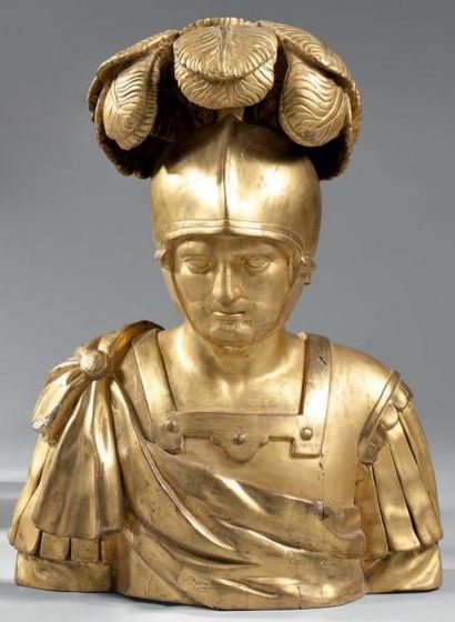 null Buste de romain, en bois sculpté et doré. Il est coiffé d'un casque à plumes...