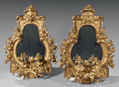 null Paire de miroirs, dans des cadres en bois sculpté et doré, à décor d'encadrements...