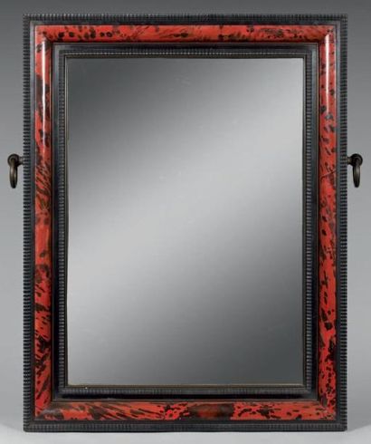 null Miroir dans un cadre en placage d'écaille rouge et de bois teinté noir, à décor...