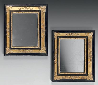 null Paire de miroirs en laiton et bois noirci, à décor d'appliques de bronze ciselé...