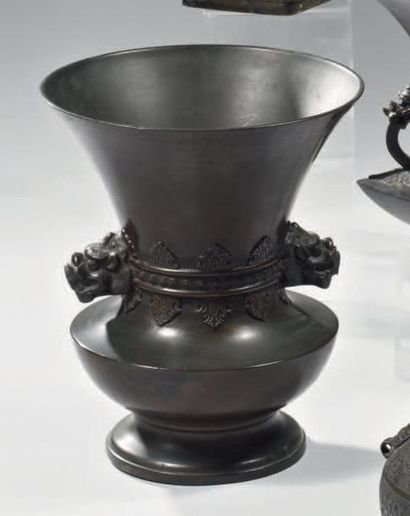 JAPON - Epoque MEIJI (1868 - 1912) Vase à panse basse en bronze à patine brune, l'épaulement...