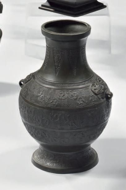 CHINE - XIXème siècle Vase de forme balustre "lei" en bronze à patine brune, l'épaulement...