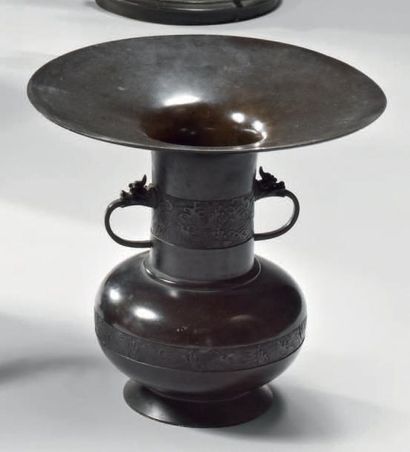 JAPON - Epoque MEIJI (1868 - 1912) Vase à panse basse et large pavillon en bronze...