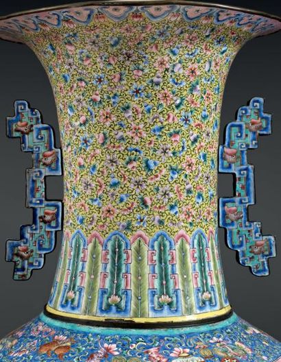 CHINE - XIXème siècle Vase de forme balustre en émail peint à fond jaune, décoré...