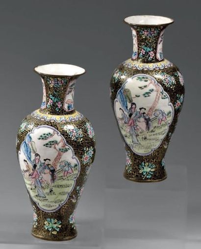 CHINE - XIXème siècle Paire de vases de forme balustre en émail peint à fond bleu...