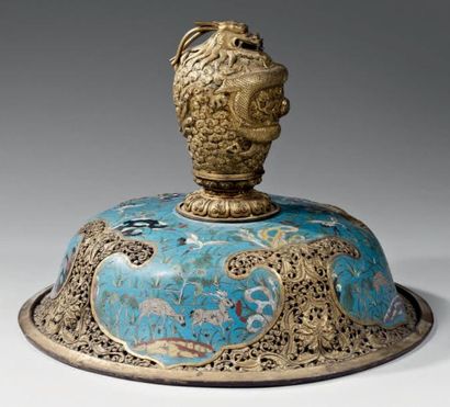 CHINE - Epoque QIANLONG (1736 - 1795) Couvercle de brûle parfum en bronze doré et...