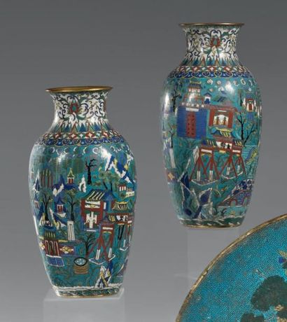 CHINE - XIXème siècle Paire de vases de forme balustre en bronze et émaux cloisonnés...