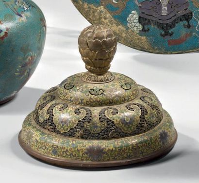 CHINE - XIXème siècle Couvercle de brûle parfum en bronze et émaux cloisonnés à fond...