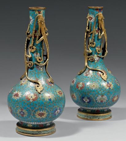 CHINE - EPOQUE KANGXI (1662 - 1722) Paire de vases de forme bouteille en bronze et...