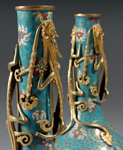CHINE - EPOQUE KANGXI (1662 - 1722) Paire de vases de forme bouteille en bronze et...