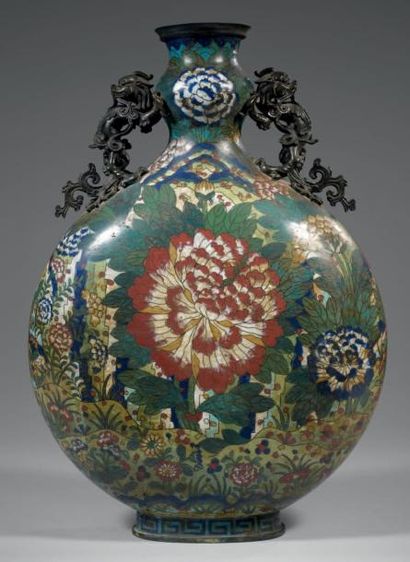 CHINE - Epoque JIAQING (1796 - 1820) Vase de forme gourde en bronze et émaux cloisonnés...