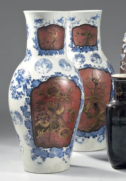JAPON - Epoque MEIJI (1868 - 1912) Paire de vases de forme balustre en porcelaine...