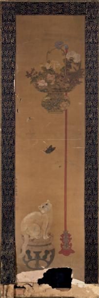 CHINE - XIXème siècle Chat sur un tabouret sous un panier fleuri de chrysanthèmes...