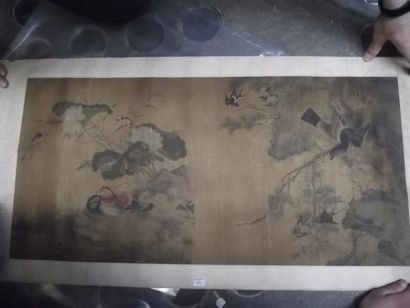 CHINE - XXème siècle Hirondelles, canards et oiseau de proie Peinture en hauteur,...
