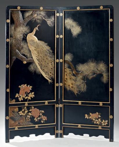 JAPON - Epoque MEIJI (1868 - 1912) Paravent à deux feuilles en laque, décoré avec...