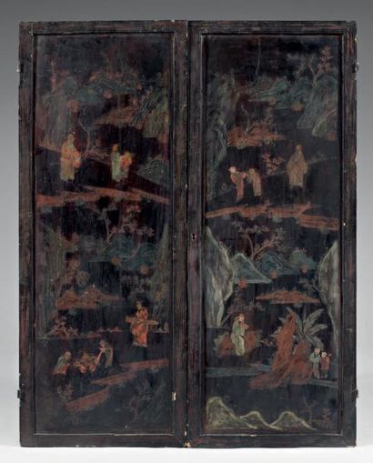 CHINE - XVIIIème siècle Deux panneaux en laque brun noir à décor polychrome de personnages....