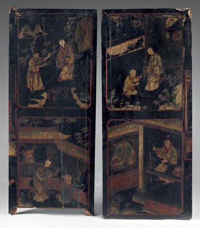CHINE - XVIIIème siècle Deux panneaux en laque à fond brun noir à décor polychrome...