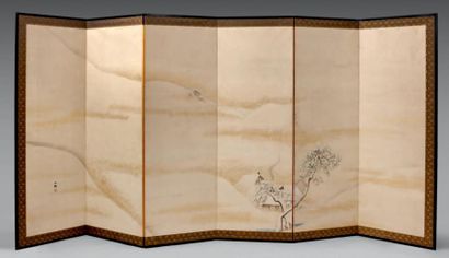 JAPON - Epoque MEIJI (1868 - 1912) Paravent à six feuilles sur papier à fond beige...