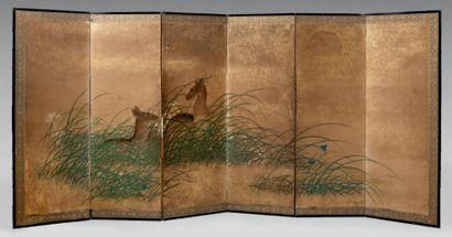 JAPON - Epoque MEIJI (1868 - 1912) Paravent à six feuilles sur papier à fond bistre...