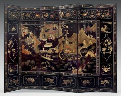 CHINE - XVIIIème siècle Paravent à six feuilles en laque noir décoré au laque d'or...