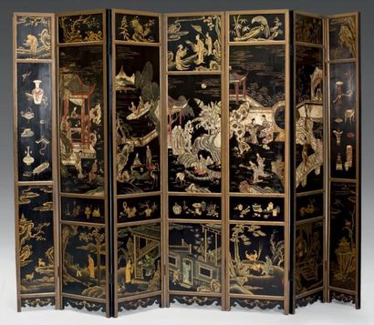 CHINE - XIXème siècle Paravent à sept feuilles en bois laqué, orné de panneaux en...