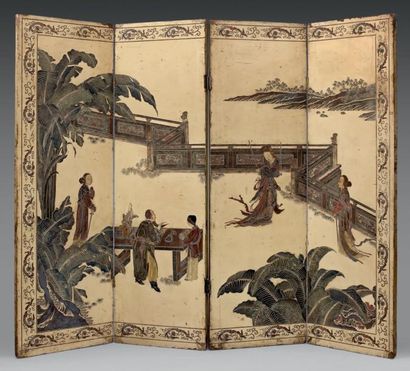 CHINE - XIXème siècle Paravent à quatre feuilles en laque blanc décoré en polychromie...