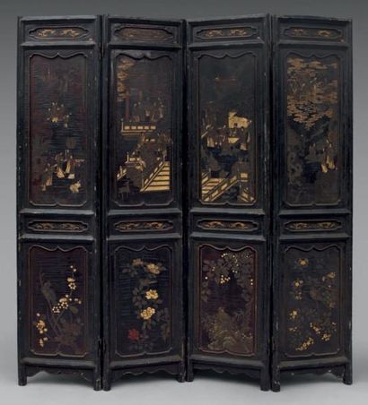 CHINE - XVIIIème siècle Ensemble de quatre panneaux en laque brun noir à décor peint...