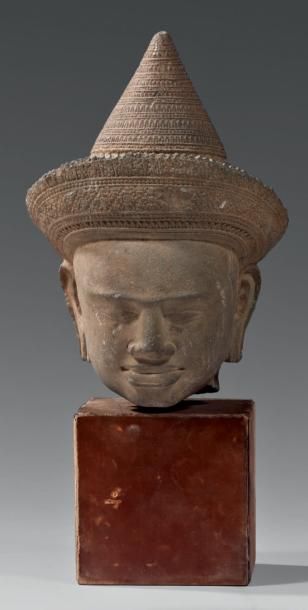 CAMBODGE - XIIème siècle Tête de divinité en grès gris, la coiffe ornée d'un diadème...