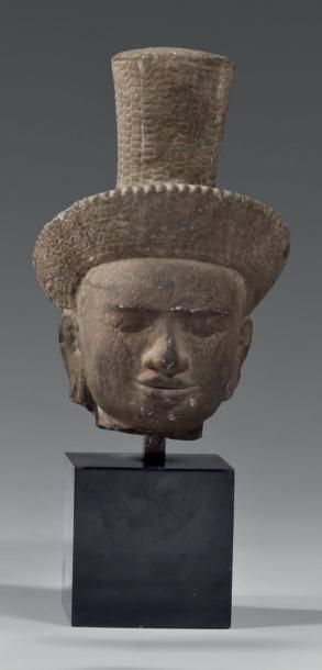 CAMBODGE - XIIème siècle Petite tête de bouddha en grès gris, la coiffe ornée d'un...