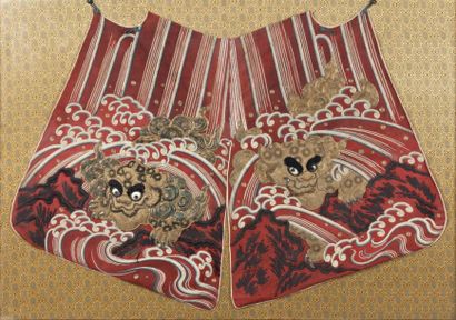 CHINE - XIXème siècle Jupe en tissus à fond rouge à décor brodé et incrusté de verre...