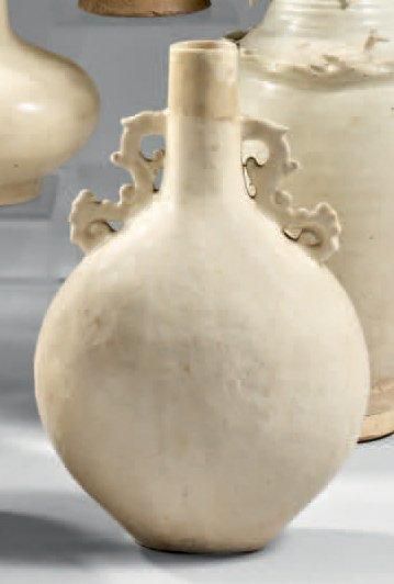 CHINE - Epoque MING (1368 - 1644) Vase de forme bouteille en grès émaillé beige décoré...